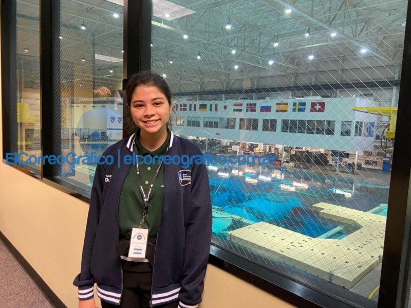 La joven platense en el NBL Neutral Buoyancy Laboratory. La pileta que se ve detras es donde entrenan los astronautas para realizar caminatas espaciales