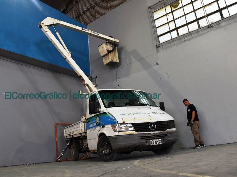 Trabajos de pintura en el interior del Gimnasio Municipal 12