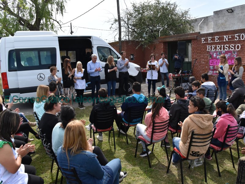 Cagliardi entrego transporte escolar para la Escuela N° 501 3