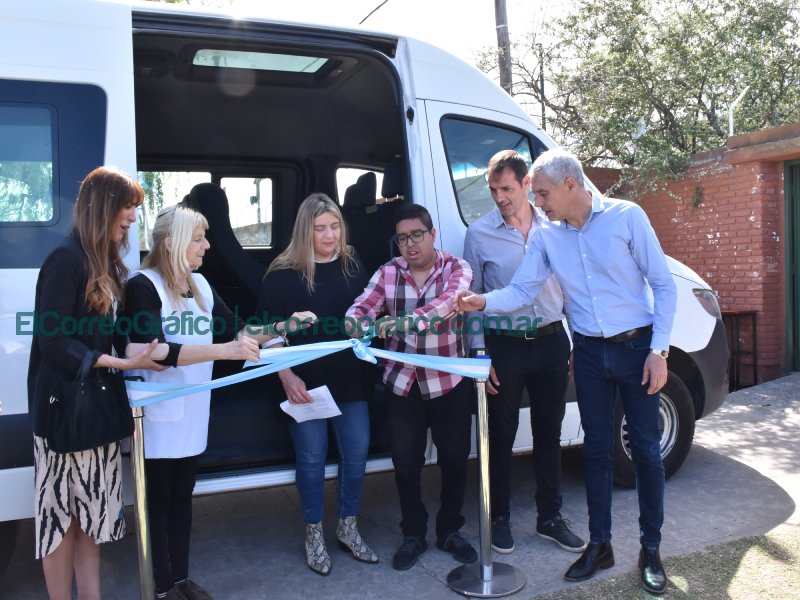 Cagliardi entregó transporte escolar para la Escuela N° 501 Cagliardi entrego transporte escolar para la Escuela N° 501 4