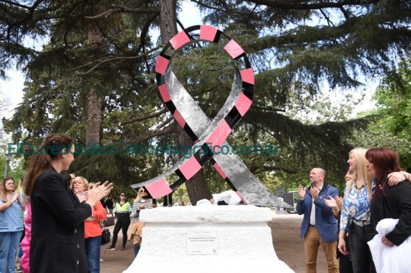 En el Día de Lucha contra el Cáncer de Mama, inauguraron un monumento al lazo rosa En el Dia de Lucha contra el Cancer de Mama inauguraron un monumento al lazo rosa 1