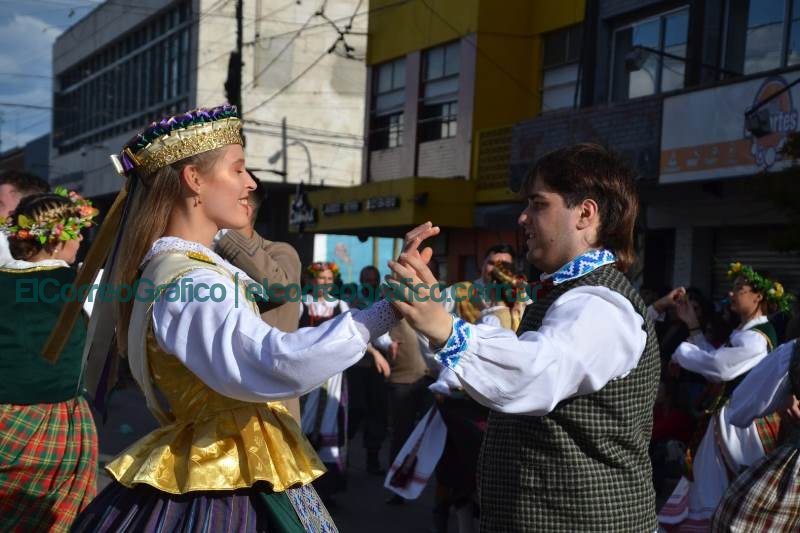 La 45° Fiesta Provincial del Inmigrante culminó con el Tradicional Desfile de Colectividades La 45° Fiesta Provincial del Inmigrante culmino con el Tradicional Desfile de Colectividades 02
