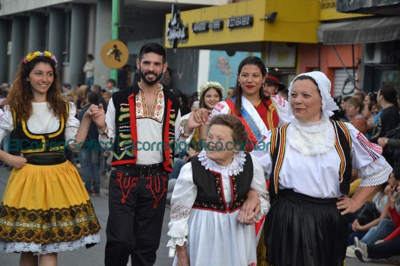 La 45° Fiesta Provincial del Inmigrante culmino con el Tradicional Desfile de Colectividades 12