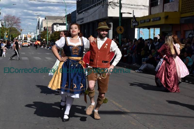 La 45° Fiesta Provincial del Inmigrante culmino con el Tradicional Desfile de Colectividades 22