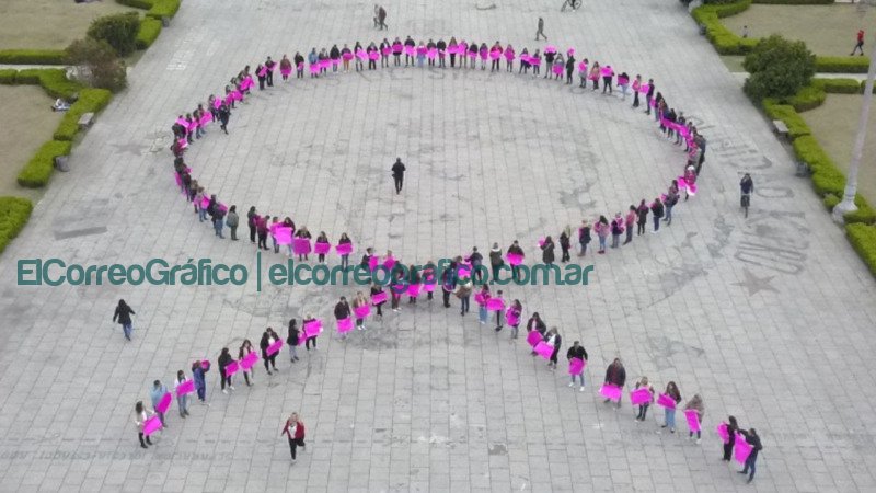 Lazo humano charlas y donacion de cabello en el cierre del Mes de Sensibilizacion sobre el Cancer de Mama 1