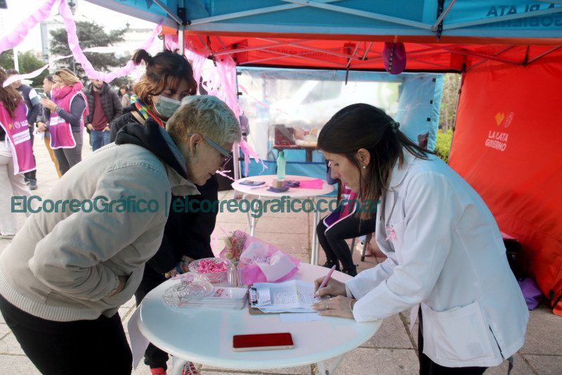 Lazo humano charlas y donacion de cabello en el cierre del Mes de Sensibilizacion sobre el Cancer de Mama 4