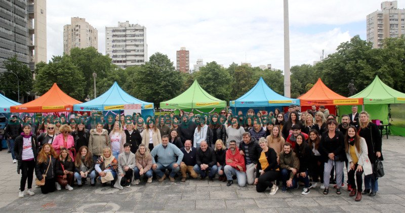 Lazo humano charlas y donacion de cabello en el cierre del Mes de Sensibilizacion sobre el Cancer de Mama 5