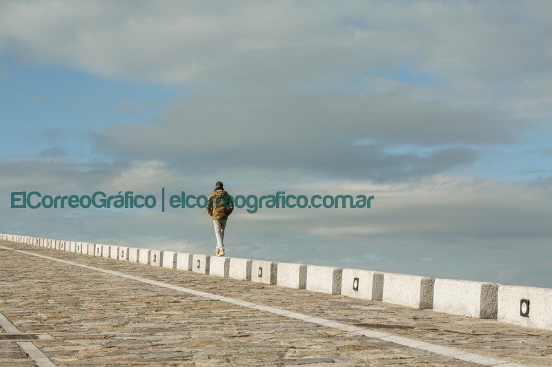 figura humana caminando por una playa