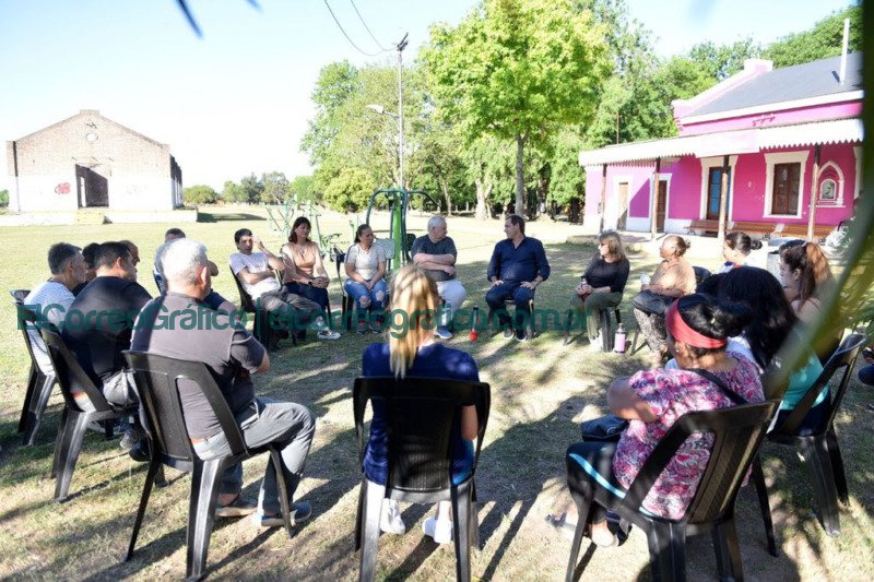 Garro en una mateada con vecinos de Etcheverry