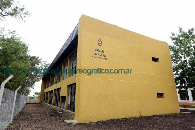 Garro recorrio el nuevo edificio de la Escuela N°61 de Etcheverry 1