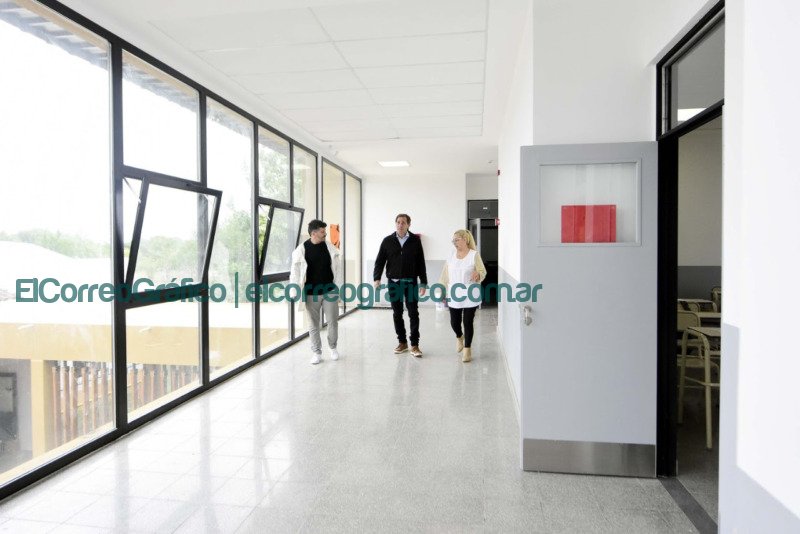Garro recorrio el nuevo edificio de la Escuela N°61 de Etcheverry 3
