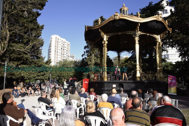 La glorieta de Plaza San Martín volvió a brillar junto a vecinos y artistas La glorieta de Plaza San Martin volvio a brillar junto a vecinos y artistas 2