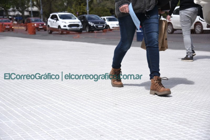 Veredas a la obra: cómo inscribirse para acceder a las baldosas gratuitas en La Plata Las veredas de La Plata estan en obra 2