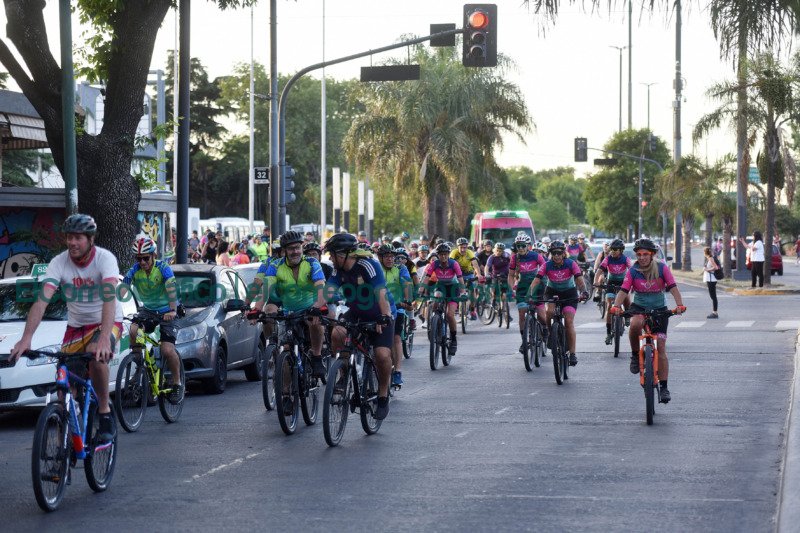 Más de 300 ciclistas participaron de una bicicleteada por el aniversario de La Plata Mas de 300 ciclistas participaron de una bicicleteada por el aniversario de La Plata 1