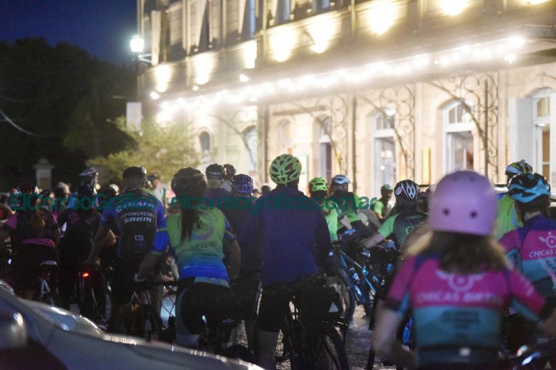 Mas de 300 ciclistas participaron de una bicicleteada por el aniversario de La Plata 2