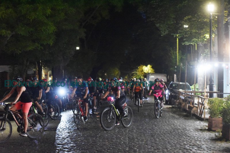 Mas de 300 ciclistas participaron de una bicicleteada por el aniversario de La Plata 3