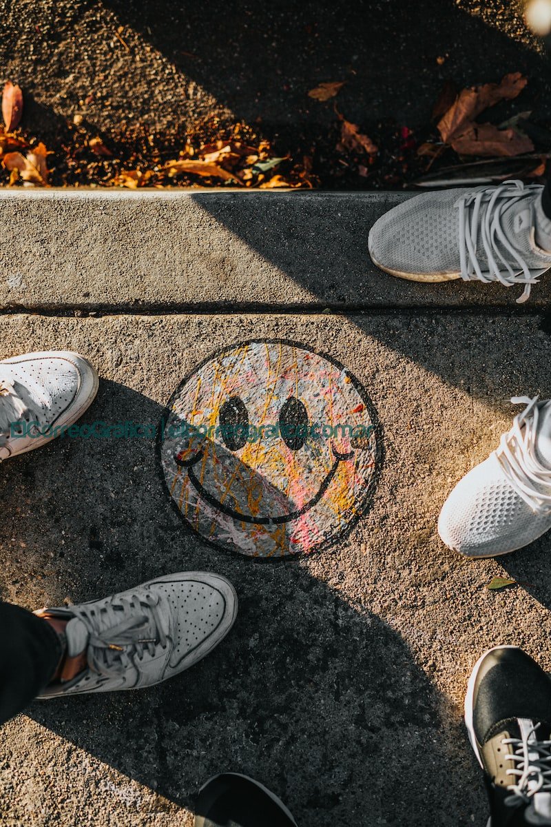 Los caminos de la vida: donde encontrar recomendaciones positivas smiley paint on gray ground in front of people