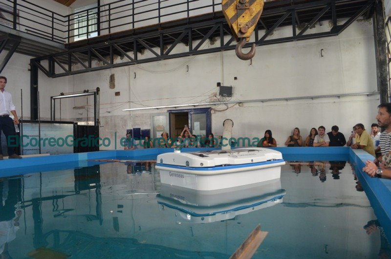 1o robot solar disenado para aspirar residuos flotantes e hidrocarburos 1