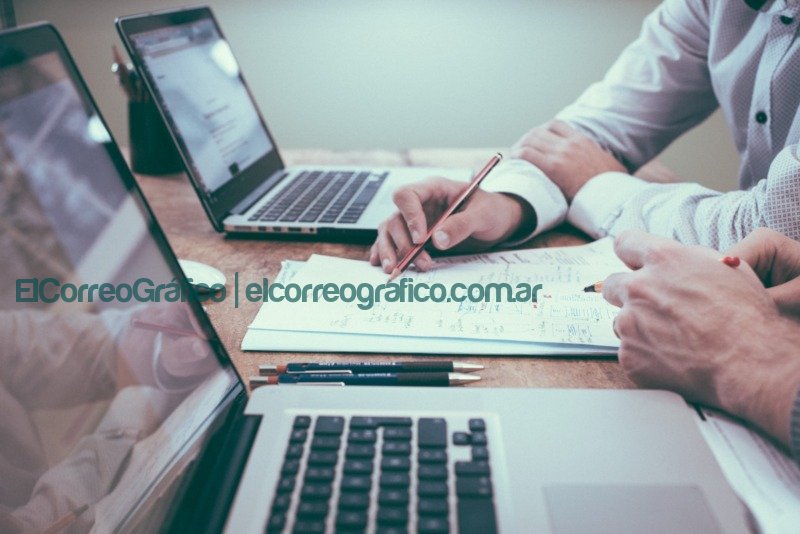 La importancia de realizar un análisis de gastos en las empresas La importancia de realizar un análisis de gastos en las empresas person holding pencil near laptop computer