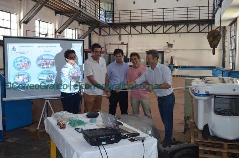 Corte de cinta. Integrantes de la empresa Recyclamer Pampa Argentina y de la Facultad de Ingenieria. 1o robot solar disenado para aspirar residuos flotantes e hidrocarburos