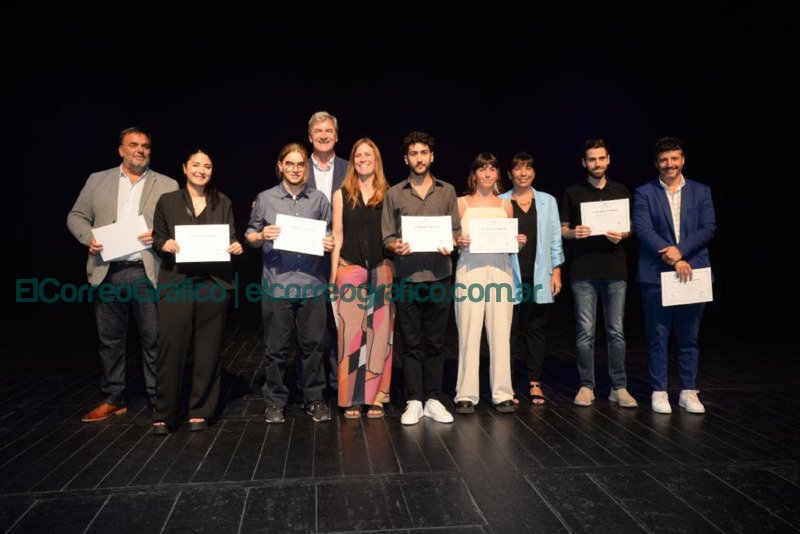 Distinguieron a los mejores promedios del nivel secundario, universitario y de adultos del ciclo lectivo 2022 Distinguieron a los mejores promedios del nivel secundario universitario y de adultos del ciclo lectivo 2022 1