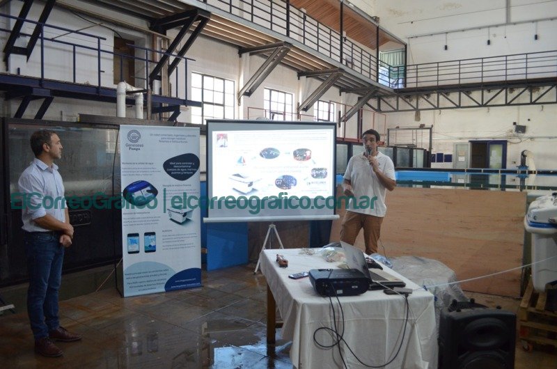 1º robot solar diseñado para aspirar residuos flotantes e hidrocarburos El presidente y fundador de Recyclamer Pampa Argentina Alan D ́ Alfonso Peral realizando la presentacion. 1o robot solar disenado para aspirar residuos flotantes e hidrocarburos