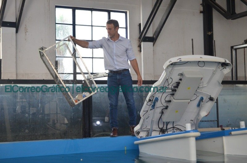 El robot posee la capacidad de limpiar los residuos superficiales y hasta 40 cm de profundidad. 1o robot solar disenado para aspirar residuos flotantes e hidrocarburos