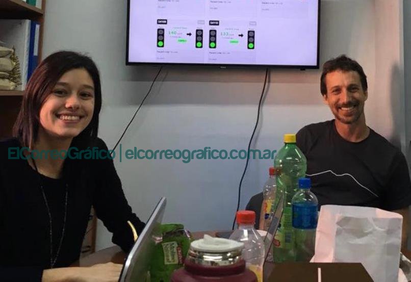 Emilia Fushimi junto al Dr. Ing. Fabricio Garelli. En la pantalla se observa el monitoreo de pacientes con diabetes en un ensayo clinico.