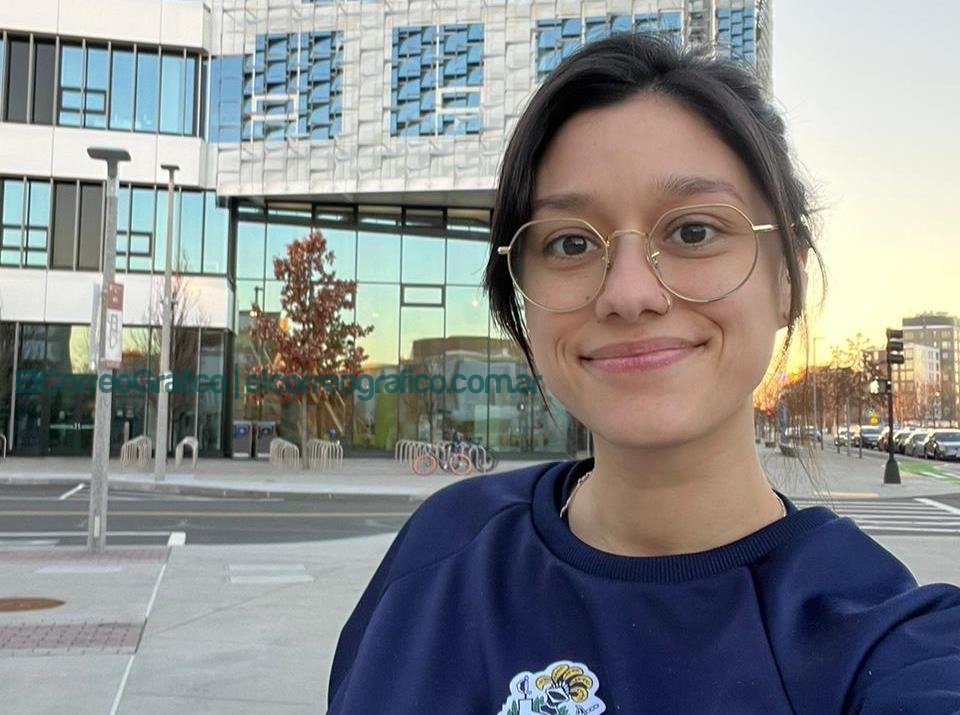 Emilia Fushimi: Joven ingeniera de la UNLP se abre paso en la Universidad de Harvard Emilia Fushimi. Detras se encuentra el edificio donde trabaja en Harvard.