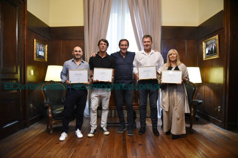 Garro entrego la distincion de Ciudadanos Ilustres a los integrantes de la Seleccion Nacional 5