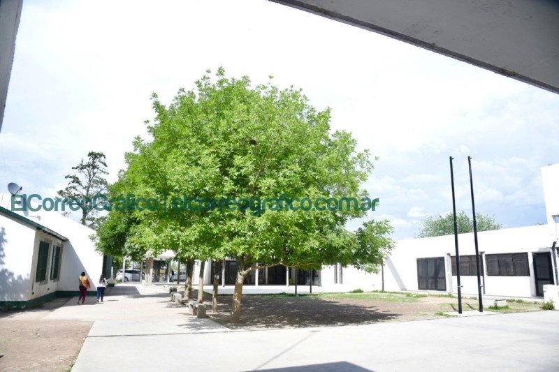 Garro recorrio el nuevo edificio de la escuela rural de Poblet 4