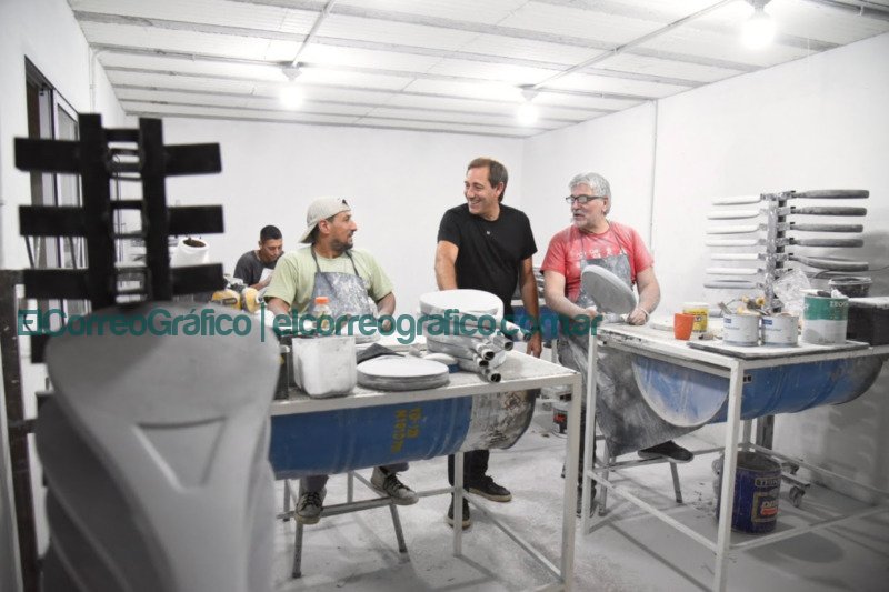 Garro visito una fabrica de paletas de padel en Los Hornos 3