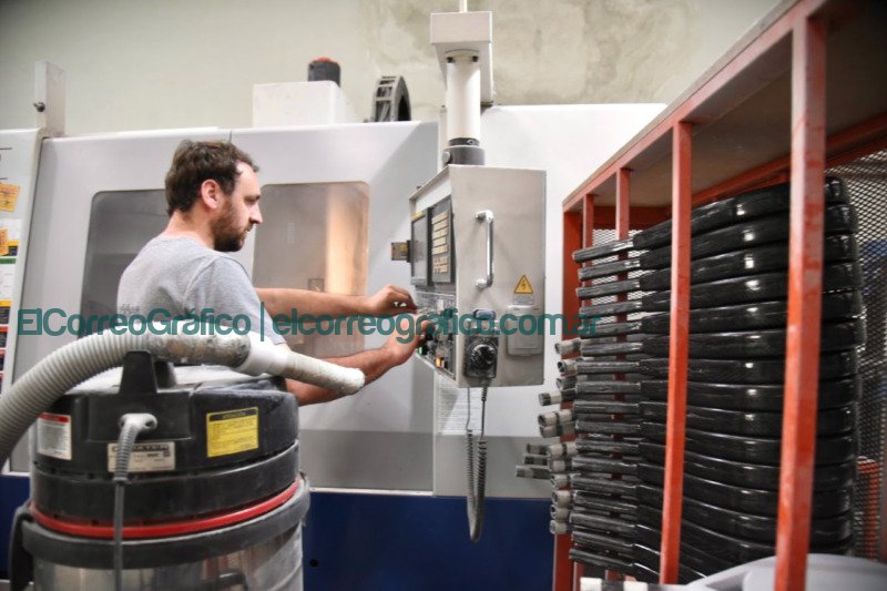 Garro visito una fabrica de paletas de padel en Los Hornos 4