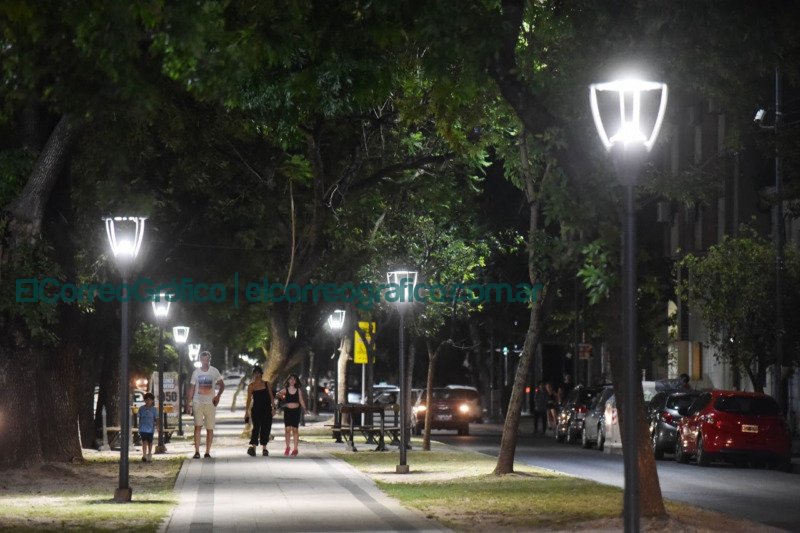 Instalación de nuevas columnas y farolas LED entre Plaza Moreno y Parque Saavedra Instalacion de nuevas columnas y farolas LED entre Plaza Moreno y Parque Saavedra