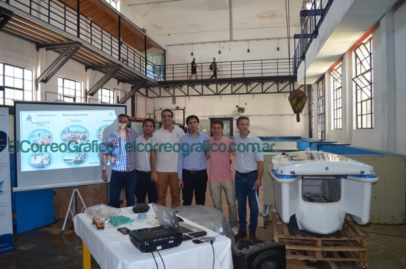 Integrantes de la empresa Recyclamer Pampa Argentina y de la Facultad de Ingenieria 2 1o robot solar disenado para aspirar residuos flotantes e hidrocarburos