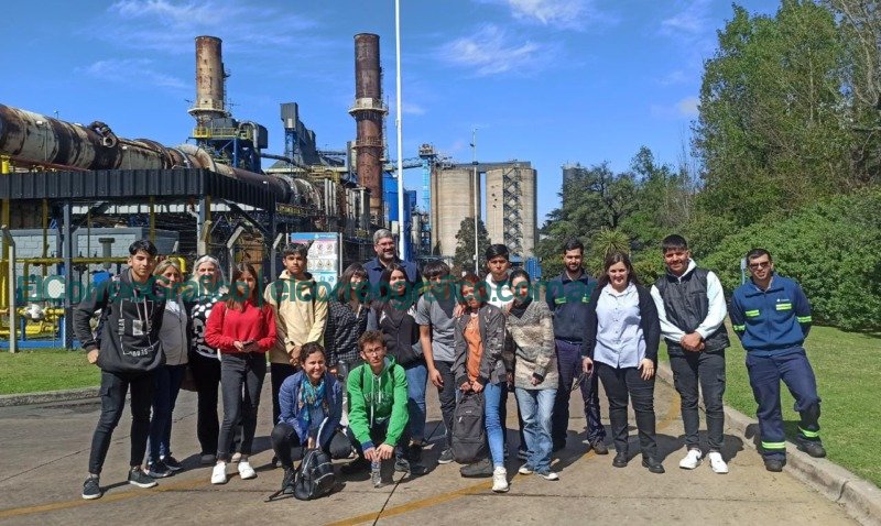 Oxbow Argentina -Planta Copetro- recibió a sus alumnos becados por Fundación Cimientos Oxbow Argentina Planta Copetro recibio a sus alumnos becados por Fundacion Cimientos