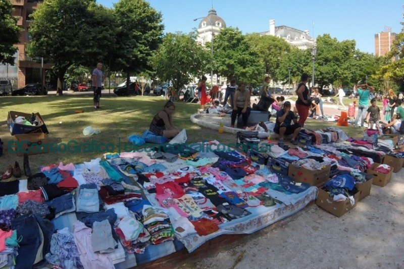 Resurgimiento de una nueva economia de subsistencia post pandemia y de crisis inflacionaria 3 Manteros en Plaza San Martín (La Plata), parte de la economía de subsistencia Expulsando manteros: Julio Alak busca revitalizar la emblemática Plaza San Martín
