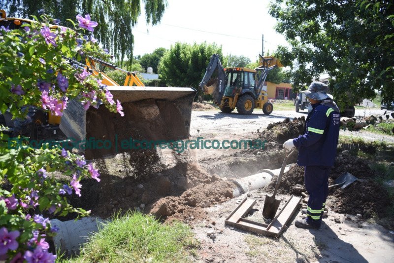 En Los Hornos realizan obras viales e hidraulicos 3