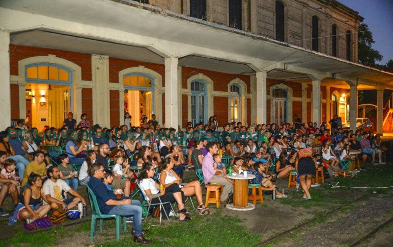 Llega el cine móvil a Meridiano V, un clásico del verano platense Llega el cine movil a Meridiano V un clasico del verano platense