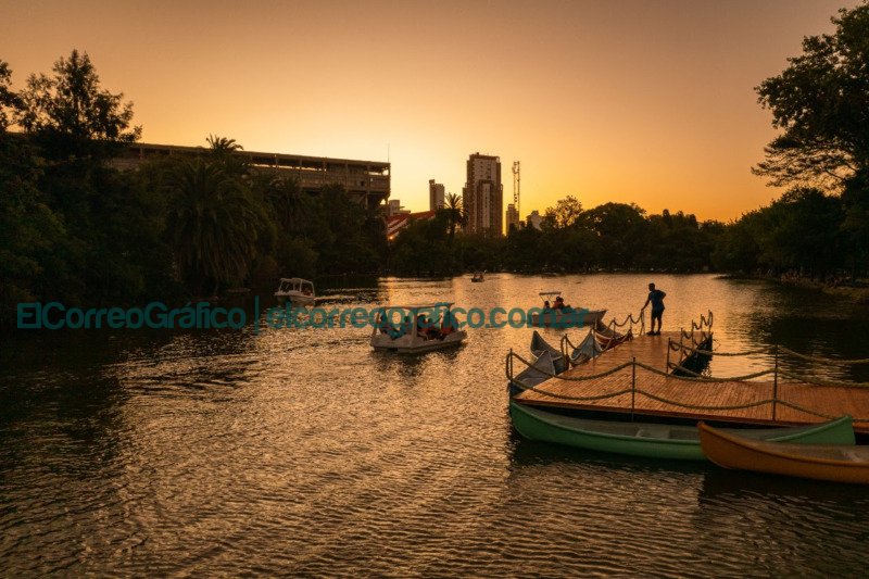 Ya se pueden usar los barcos y el nuevo muelle del Paseo del Bosque 1
