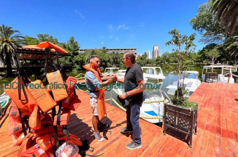 Ya se pueden usar los barcos y el nuevo muelle del Paseo del Bosque 2