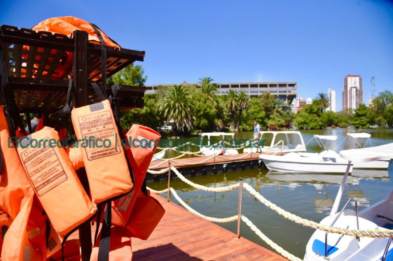 Ya se pueden usar los barcos y el nuevo muelle del Paseo del Bosque 4
