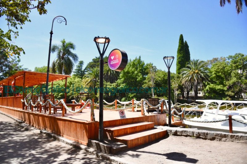 Ya se pueden usar los barcos y el nuevo muelle del Paseo del Bosque 5