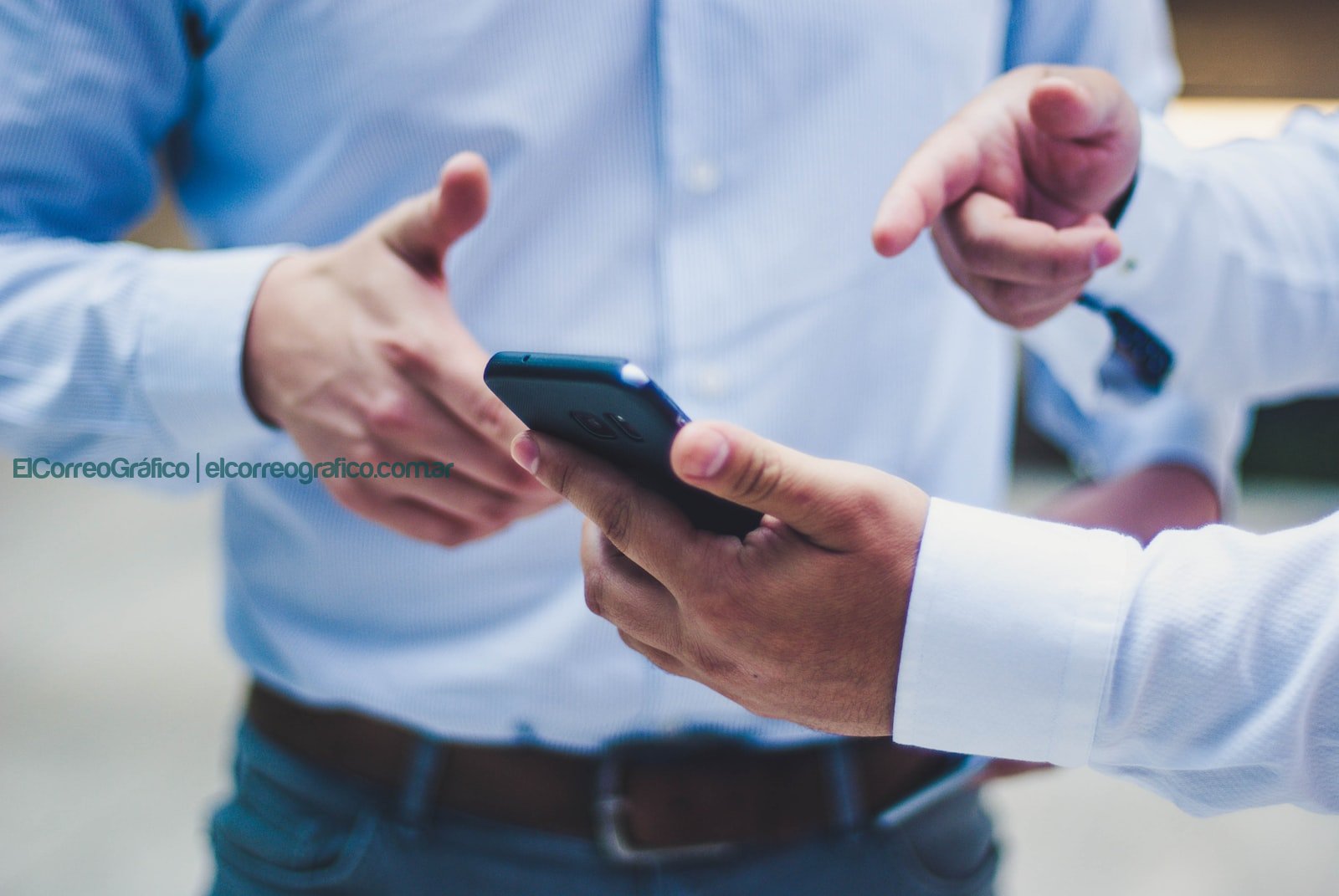 person holding black smartphone Saca el mejor partido a tu teléfono gracias a las comunidades de usuario