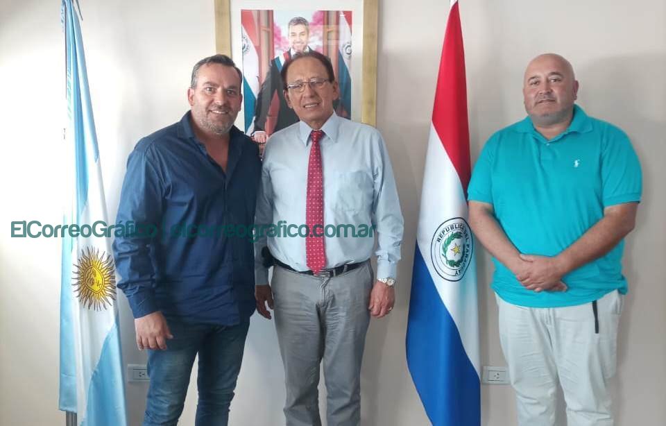 Pablo Swar con el consul del Paraguay