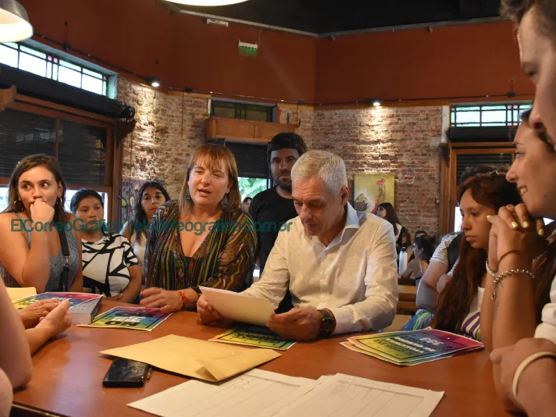 Pasearon a diputada K por bares de Berisso presentando un proyecto de Ley 4