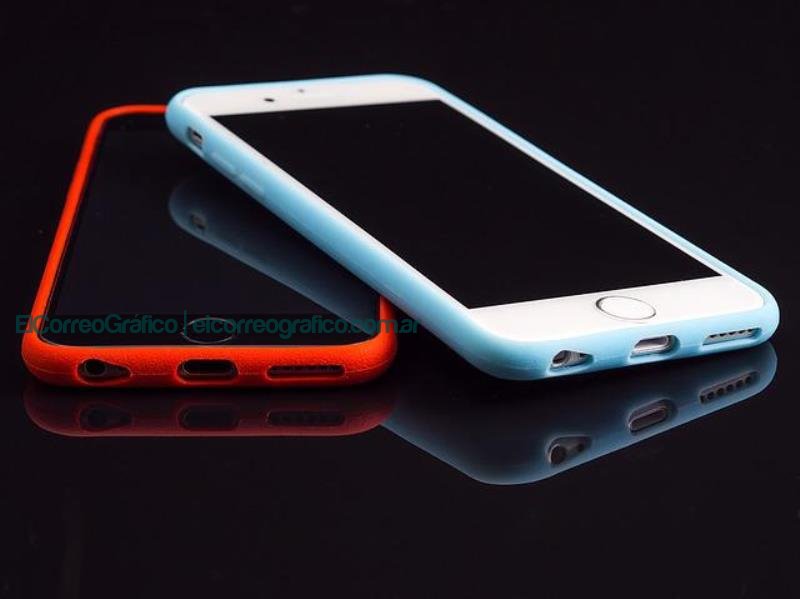 Usá tu celular para realizar una recorrida turística por la ciudad de las diagonales Usa tu celular para realizar una recorrida turistica por la ciudad de las diagonales Dos celulares sobre superficie