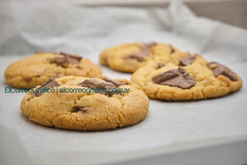 brown cookies on white paper galletitas mesas de dulces cumpleaños