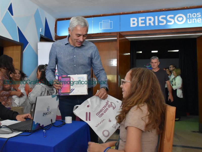 Entrega de tablets Conectando con vos en Berisso 2