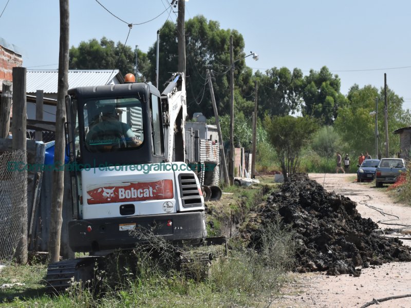 Fabian Cagliardi y la secretaria de Integracion Socio Urbana pasearon por obras en barrios 3